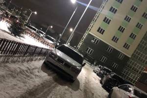 В Брянске автохам заблокировал въезд во двор многоэтажки