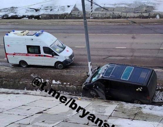 В брянском поселке Супонево уснувший за рулем водитель микроавтобуса протаранил столб