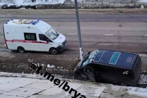 В брянском поселке Супонево уснувший за рулем водитель микроавтобуса протаранил столб