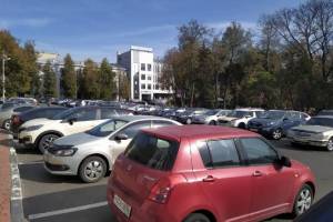 Жительницу Брянска возмутило превращение Круглого сквера в парковку