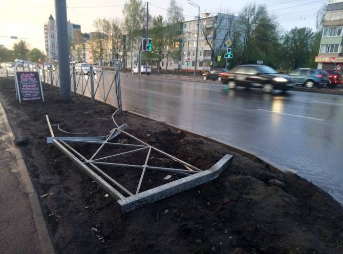 В Брянске на улице Авиационной снесли уродливый забор