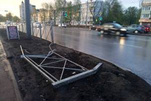 В Брянске на улице Авиационной снесли уродливый забор