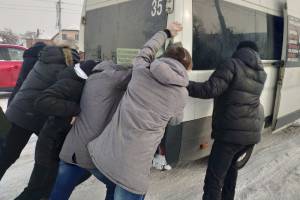 В Брянске пассажиры вытащили маршрутку №35 из снежного плена на Городище