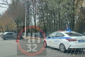 В Брянске на проспекте Станке Димитрова автомобиль «Городского такси» врезался в столб