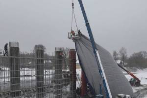 В Брянске опоры строящегося Славянского моста укрыли тепляком