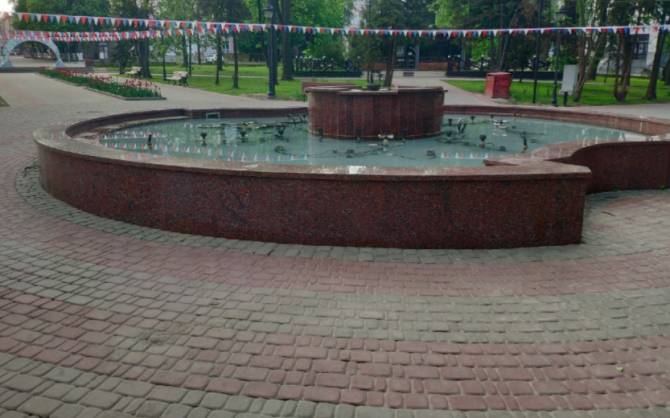 В Брянске расконсервировали фонтан в Круглом сквере