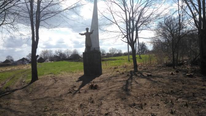 После скандала благоустроили памятник Гагарину в селе Ущерпье