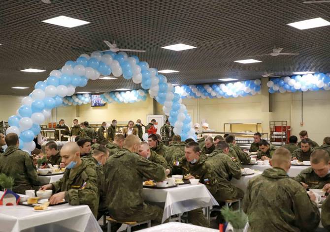 Брянских военных на Новый год накормили чак-чаком