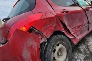 В ДТП на улице Речной 31-летний водитель Peugeot получил растяжение позвоночника