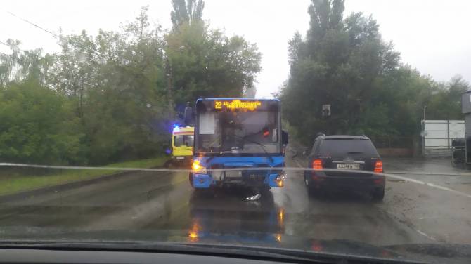 В Брянске на Урицкого разбились автобус №22 и легковушка