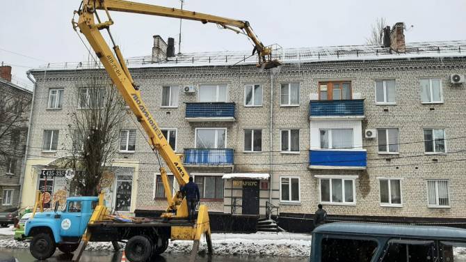 В Новозыбкове коммунальщиков заставили сбить с крыши гигантские сосульки