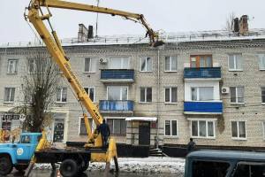 В Новозыбкове коммунальщиков заставили сбить с крыши гигантские сосульки