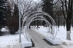 В Брянске на входе в Пролетарский сквер поставили светящуюся арку