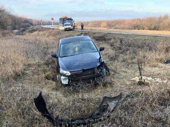 В Дятьковском районе перевернулась иномарка — двое ранены