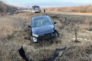 В Дятьковском районе перевернулась иномарка — двое ранены