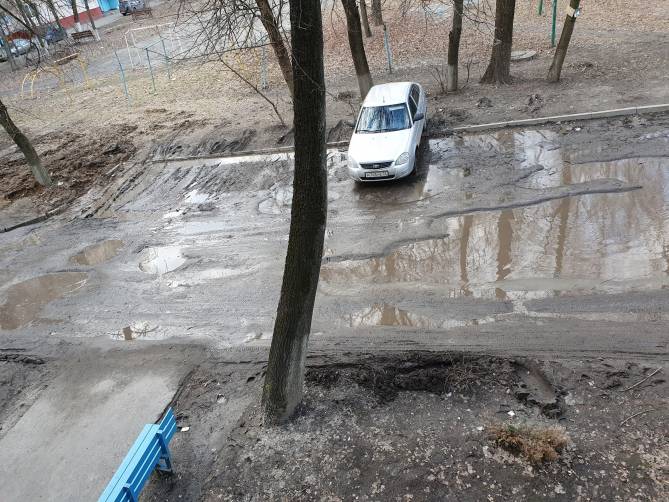 В Брянске улица Крахмалева утонула в грязи и отходах