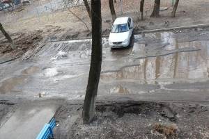 В Брянске улица Крахмалева утонула в грязи и отходах