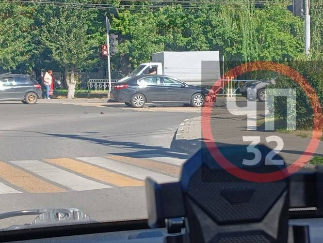 В Брянске у БГУ столкнулись два автомобиля