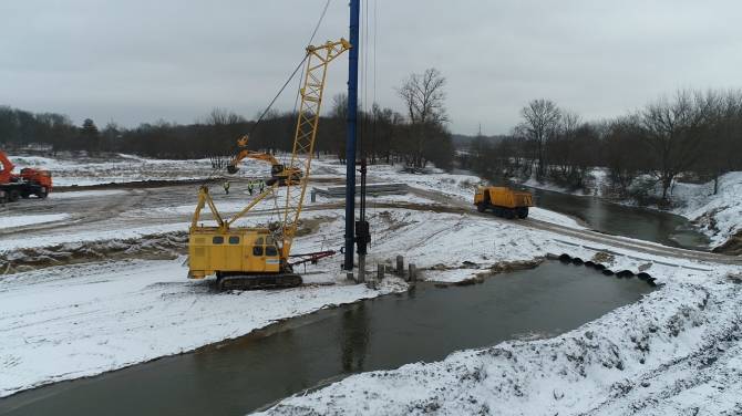 В Брянске забили 150 свай на мосту через Снежеть