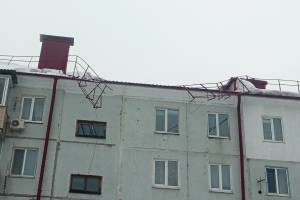 В Брянске снесло капитально отремонтированную крышу на Белобережской 