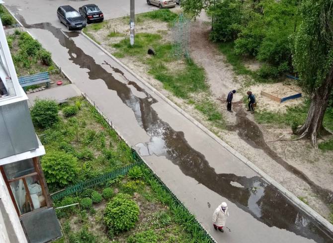 В Брянске нечистоты из канализации затопили двор многоэтажки
