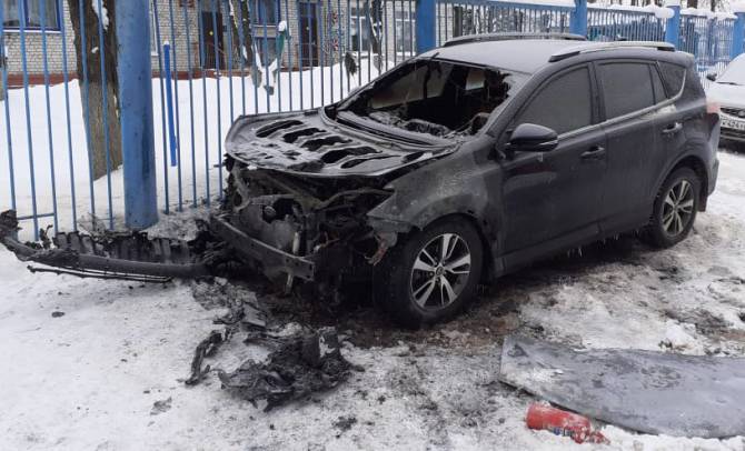 В Брянске завели уголовное дело о поджоге автомобиля директора телеканала «Городской»