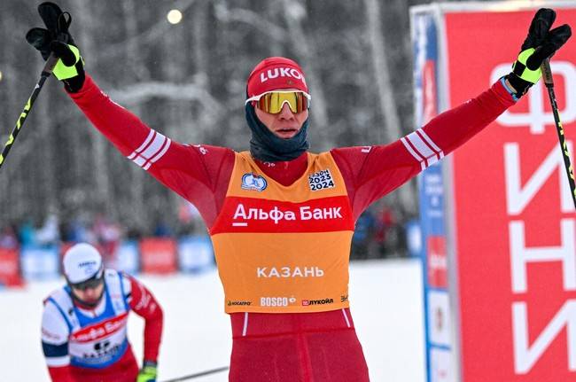 Брянский лыжник Большунов одержал 15-ю победу на этапе Кубка России в Казани