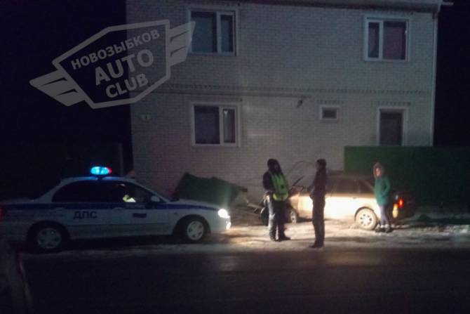 В Новозыбкове пьяный водитель снес забор дома