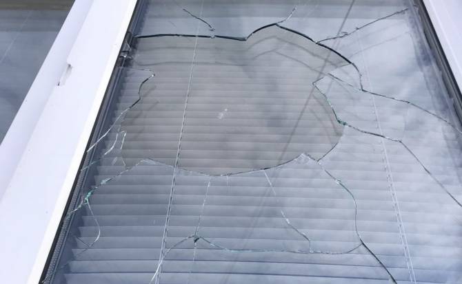 В Брянске неизвестный хулиган разбил кирпичом окно