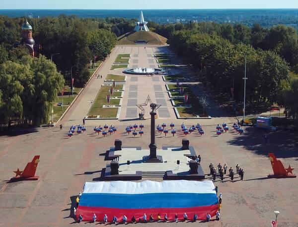 В Брянске празднуют День российского флага