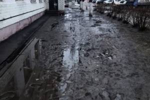 В Брянске завалило грязью дорогу к трем детским садикам