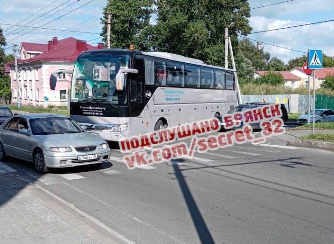 В Брянске на улице Урицкого автобус въехал в иномарку