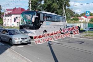 В Брянске на улице Урицкого автобус въехал в иномарку