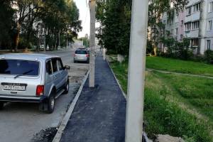 В Брянске на новом тротуаре по улице Камозина воткнули электроопоры