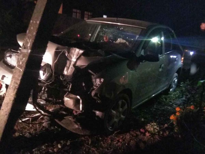 В Супонево водитель Renault протаранил электроопору и порвал селезёнку