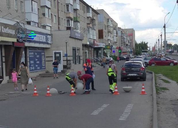 В Брянске на проспекте Московском перекрыли дорогу вдоль домов