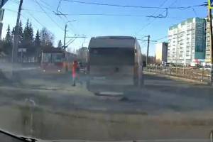 В Брянске водитель маршрутки едва не сбил пешехода