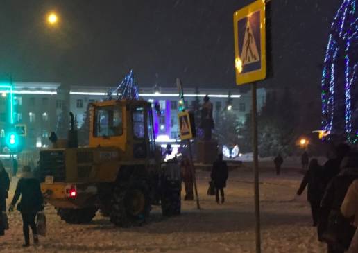 В Брянске при уборке снега пострадал дорожный знак