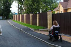 В Брянске для инвалидов обустроят остановки и сделают тротуары