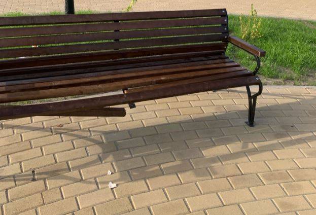 В Брянске разломались новые скамейки перед школой №71