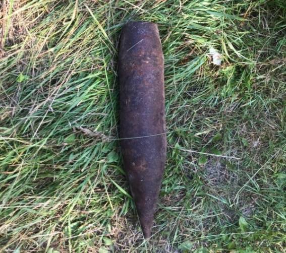 В Сельцо у частного дома по улице Кирова нашли артиллерийский снаряд 