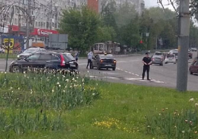 В Брянске на Самолёте машина такси попала в аварию