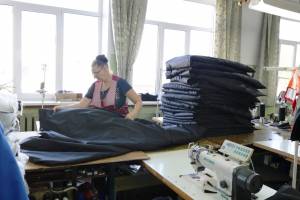 На Дубровской фабрике пошили 8 тысяч спальных мешков для нужд спецоперации