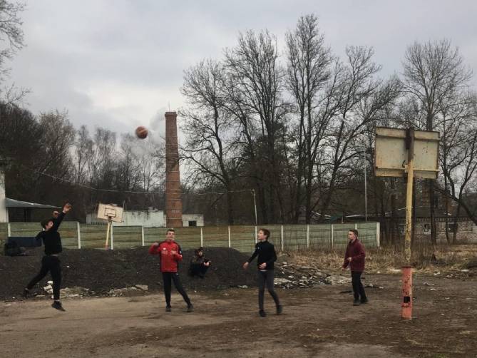 В поселке Мичуринский нашли жуткую баскетбольную площадку для детей