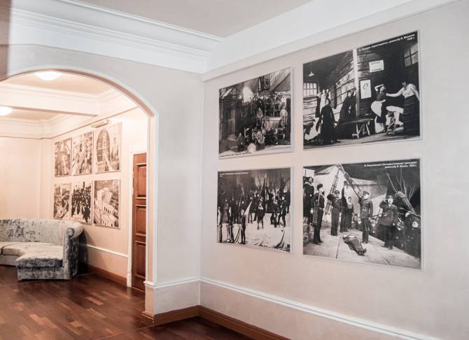 В брянском драмтеатре открылась выставка редких архивных фото