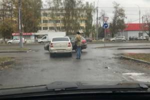 В Брянске возле поликлиники №5 столкнулись две легковушки
