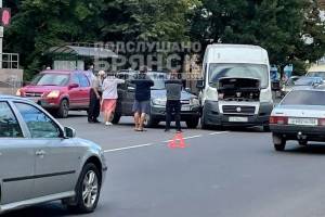 В Брянске на Новостройке разбились легковушка и микроавтобус