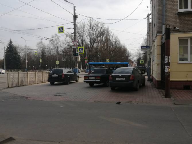 В Брянске «мастера» парковки перекрыли тротуар