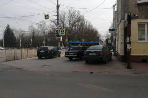 В Брянске «мастера» парковки перекрыли тротуар