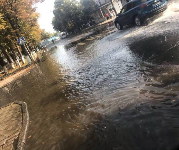 В Брянске улицу Куйбышева затопило канализацией